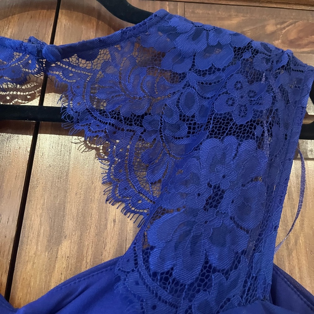 Elegant Lace Evening Gown - Picture 4 of 7